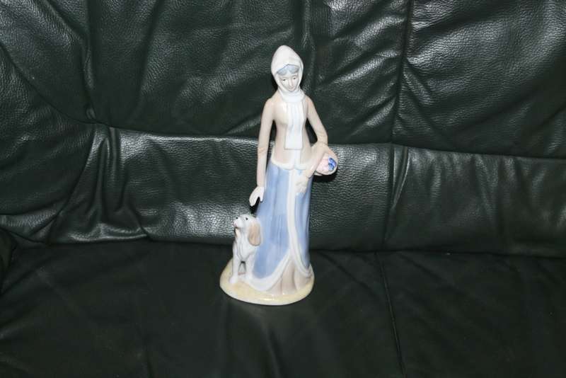Leonardo Collection Lady with dog