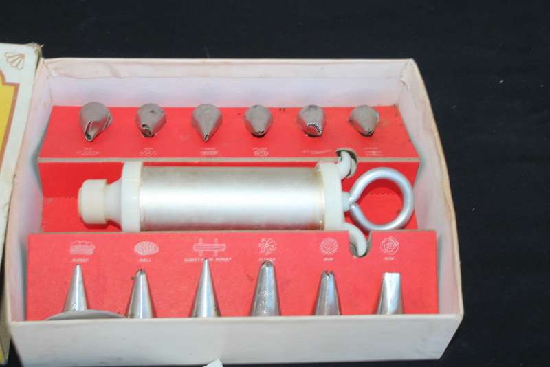 The Cake and Food Decorating Set