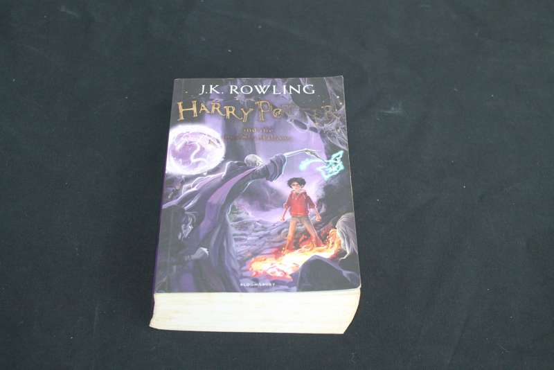 J K Rowling Harry Potter and the deadly Hallows