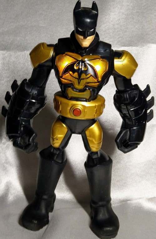 2013 MATTEL - DC BATMAN ACTION FIGURE (28CM) - LIGHTS AND FIGHTING SOUNDS