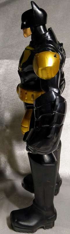 2013 MATTEL - DC BATMAN ACTION FIGURE (28CM) - LIGHTS AND FIGHTING SOUNDS
