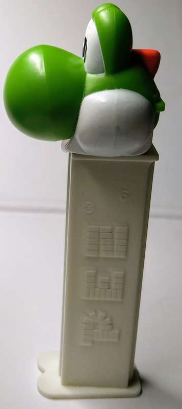 PEZ SWEET DISPENSER - 2013 NINTENDO - CHINA - SUPER MARIO BROS. - YOSHI