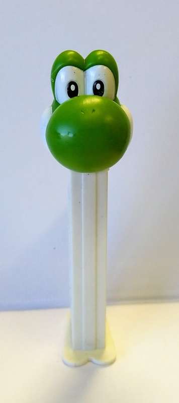 PEZ SWEET DISPENSER - 2013 NINTENDO - CHINA - SUPER MARIO BROS. - YOSHI