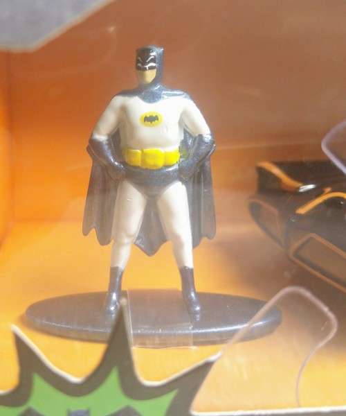 JADA / DC COMICS - 1968 CLASSIC BATMAN SERIES - DIE CAST - 2 PIECE - BATMOBILE AND BATMAN 1:32