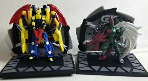YU-GI-OH GX - MEDALS AND MINI FIGURES LOT