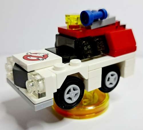 LEGO - The Ghostbusters - Slightly Modded Abby Yates and Ecto 1