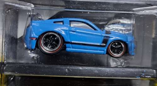 Muscle Machines - 2013 Ford Mustang Boss 302 plus display stand