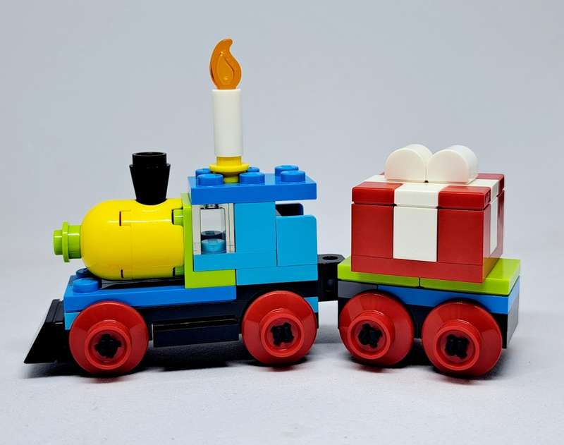 LEGO - Christmas Present Delivery Train 9cm - Assembled with Booklet