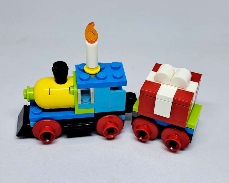 LEGO - Christmas Present Delivery Train 9cm - Assembled with Booklet