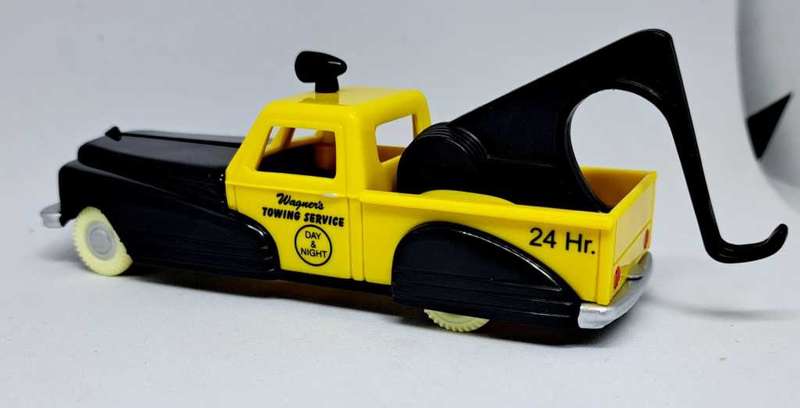 Retro Dime Store Dreams - Deluxe Plastic - Tow Truck 1:43 NM
