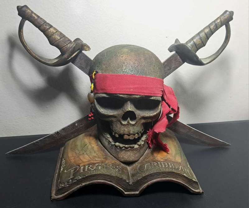 Pirates Of The Caribbean - The Curse Of The Black Pearl - Movie Promo Skull - Real Swords!!