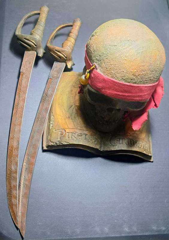 Pirates Of The Caribbean - The Curse Of The Black Pearl - Movie Promo Skull - Real Swords!!