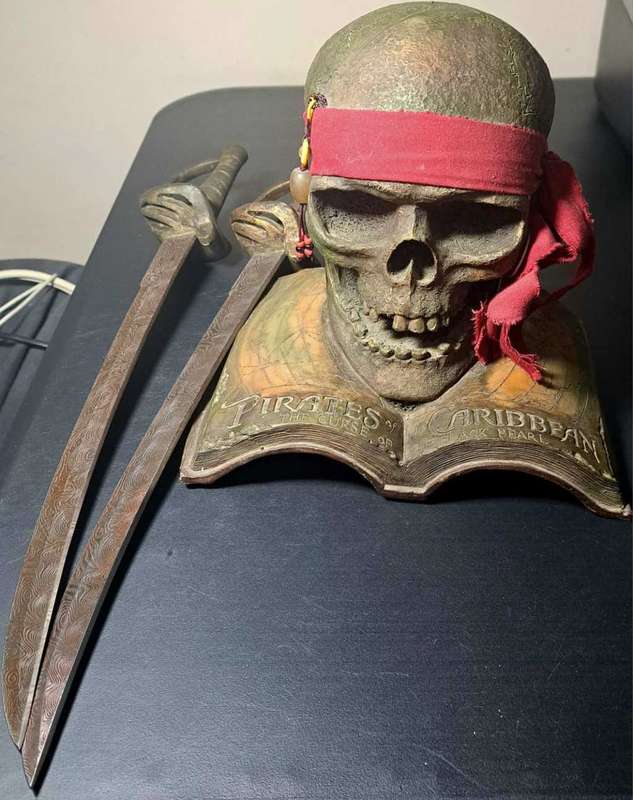 Pirates Of The Caribbean - The Curse Of The Black Pearl - Movie Promo Skull - Real Swords!!