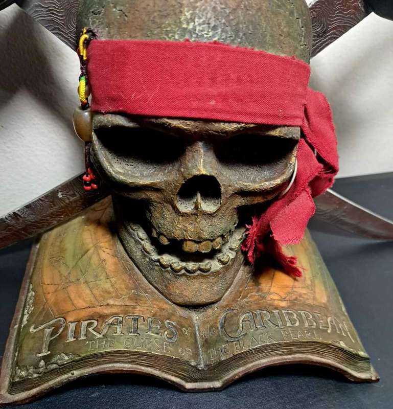 Pirates Of The Caribbean - The Curse Of The Black Pearl - Movie Promo Skull - Real Swords!!