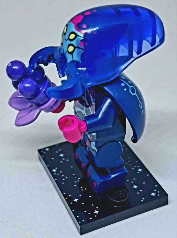 LEGO Minifigures - Alien BeetleZoid Figure - Rare Pull