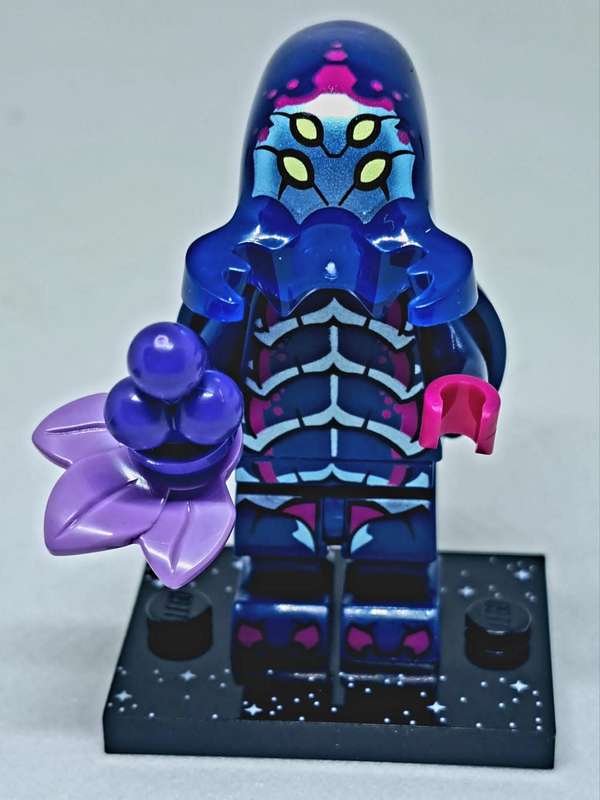 LEGO Minifigures - Alien BeetleZoid Figure - Rare Pull