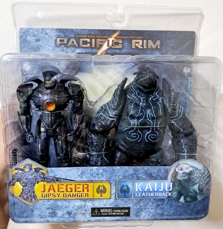 2013 NECA - Pacific Rim - Dual Pack - Leatherback & Battle Damage Gipsy Danger - 7` Action Figure