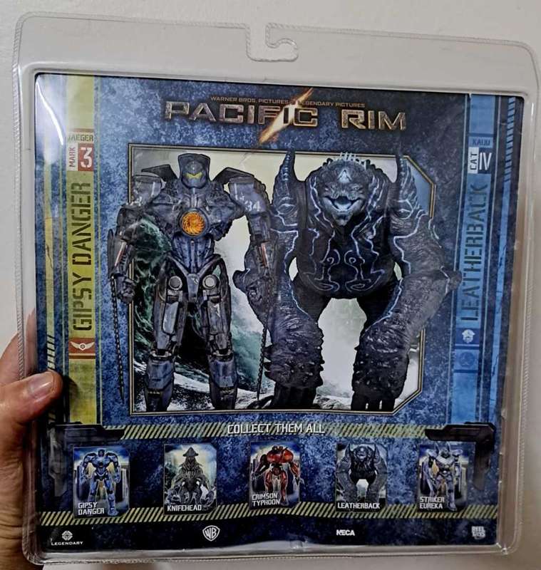 2013 NECA - Pacific Rim - Dual Pack - Leatherback & Battle Damage Gipsy Danger - 7` Action Figure