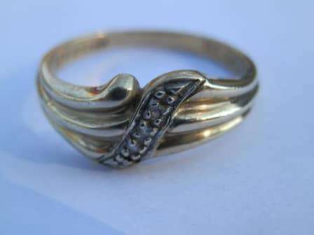 9ct GOLD DIAMOND RING (MARKED JAYEM)