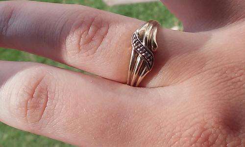 9ct GOLD DIAMOND RING (MARKED JAYEM)