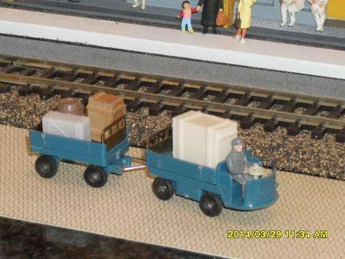 HO Station Trollie Tractor & Trailer with Baggage loads.