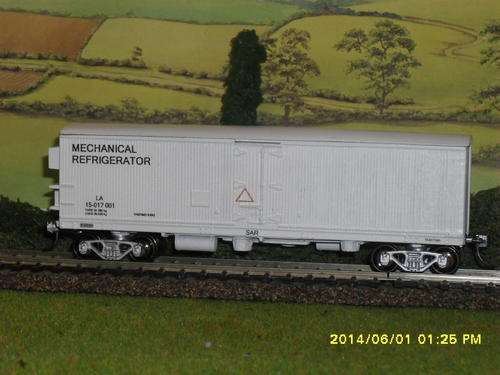 HO SAR LA-Older Type Refrigerated Wagon (1960's) with Athearn Bettendorff Bogies (Metal wheels)