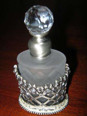 ? VINTAGE  PERFUME BOTTLE~NO CHIPS OR CRACKS~ HAVE A LOOK!!!