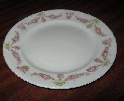 VINTAGE WALL PLATE WITH BEAUTIFUL  DESIGN~ NO CHIPS OR CRACKS~   HAVE A LOOK!!!