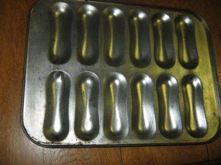 OLD BAKING TIN ~ IN USED CONDITION~ HAVE A LOOK!!!!!!!