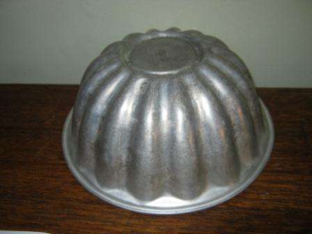 VINTAGE METAL JELLY MOULD~ HAVE A LOOK!!!