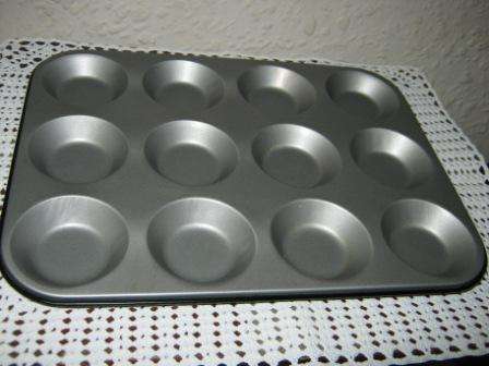 CAKE TIN~ IN GREAT CONDITION~HAVE A LOOK!!!