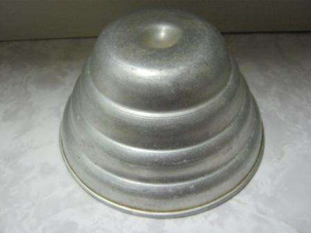 VINTAGE METAL JELLY MOULD~ GOOD CONDITION ~HAVE A LOOK!!!