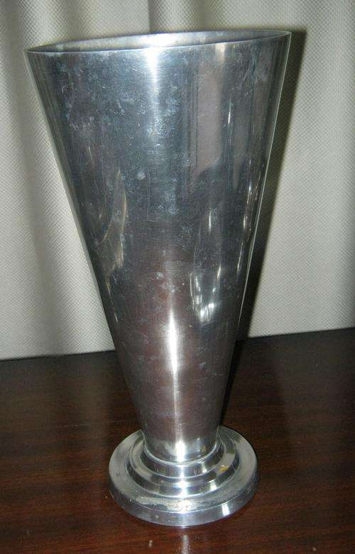 METAL VASE IN GOOD CONDITION. HAVE A LOOK!!