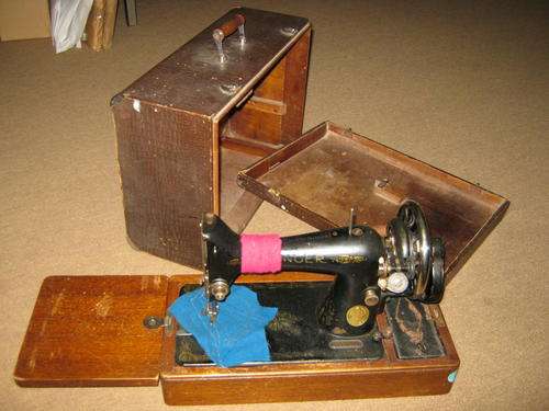 SINGER  HAND SEWING MACHINE STILL IN WORKING CONDITION