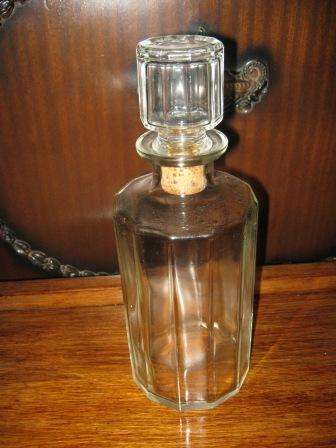BEAUTIFUL VINTAGE DECANTER NO CHIPS OR CRACKS ~  HAVE A LOOK!!!
