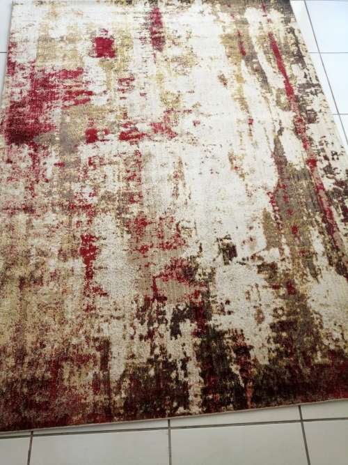 Beautiful , Vibrant , Modern , Excellent Quality Bedroom Rug - 2 Options Available