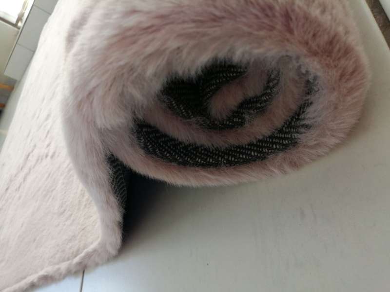 Beautiful , Vibrant , Modern , Premium Soft Faux Fur Rug