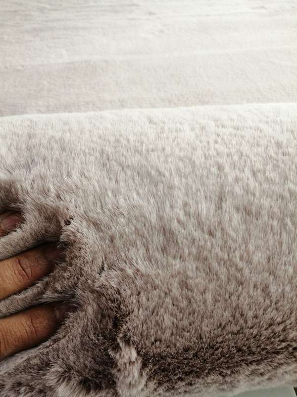 Beautiful , Vibrant , Modern , Premium Soft Faux Fur Rug