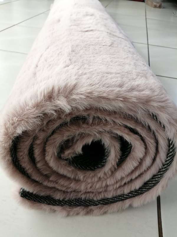 Beautiful , Vibrant , Modern , Premium Soft Faux Fur Rug