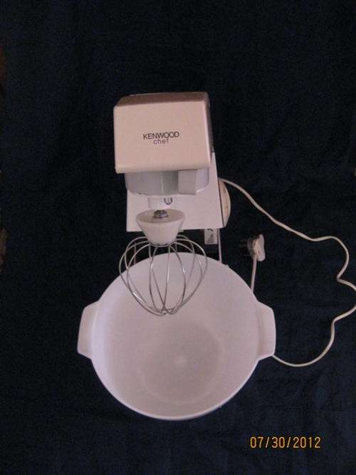 KENWOOD CHEF MIXER / MODEL KM201 . 600W / WITH BOWL, WHISK AND DOUGH HOOK \ **NOTE - NO K BEATER**BO