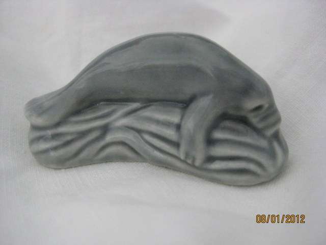 WADE MANATEE - ENDANGERED NORTH AMERICAN ANIMALS 1998. BLUE GREY