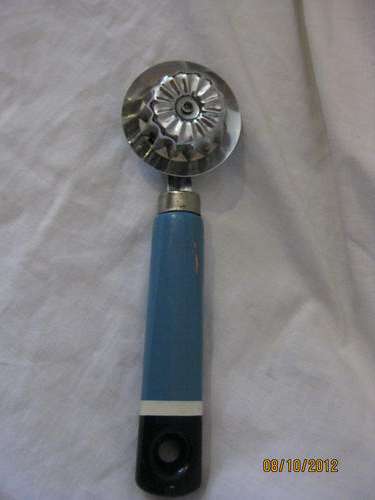 PASTRY CRIMPER - MADE IN ENGLAND . NUTBROWN