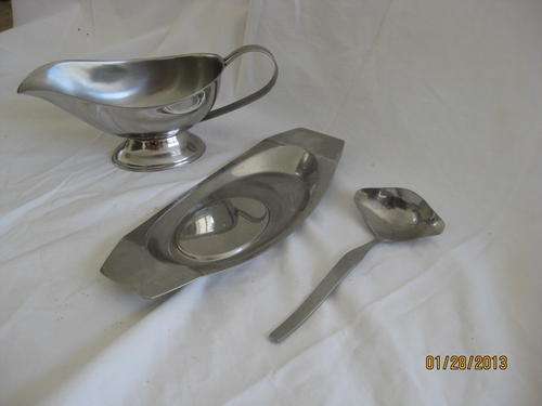 STAINLESS STEAL GRAVY BOAT MEWA 18/8, LADLE VINERS PROFILE ON DRIP STAND