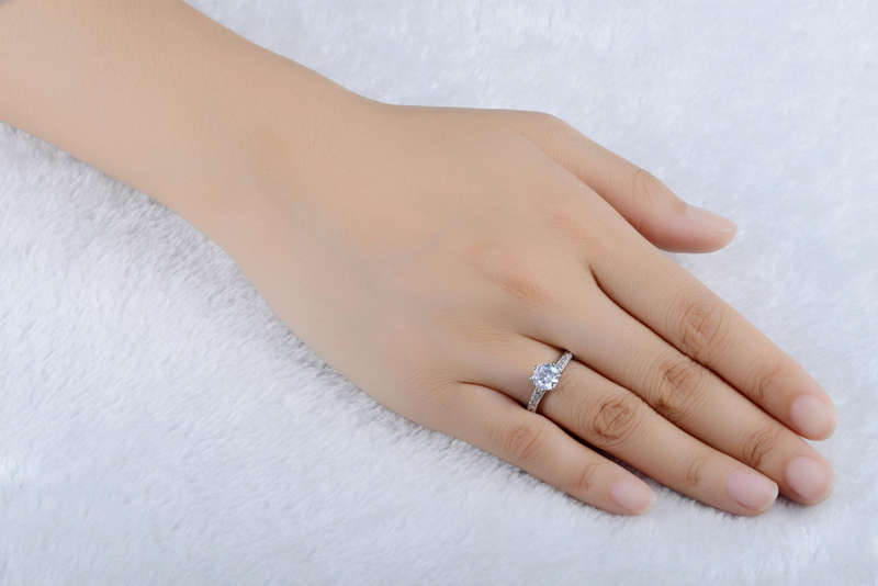 Amazing 1.5 Carat Simulated Diamond Ring. Sizes Available : 6 ; 7 ; 8 ; 9 !!!