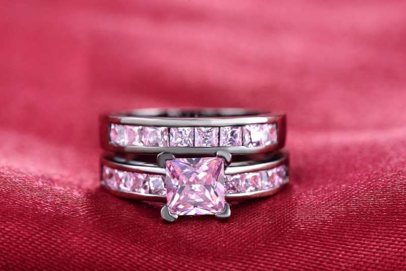 Stunning 1.75 Carat Simulated Diamond Engagement Ring Set. Sizes Available :  6 ; 7 ; 8 ; 9  !!!