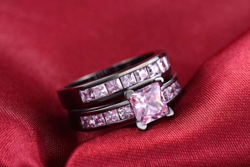 Stunning 1.75 Carat Simulated Diamond Engagement Ring Set. Sizes Available :  6 ; 7 ; 8 ; 9  !!!