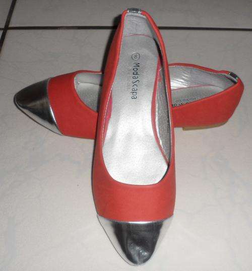 ModaScapa Toe-Cap Red/Silver Pumps ---Size 8--