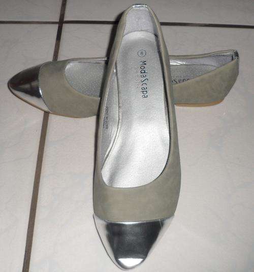ModaScapa Toe-Cap Grey/Silver Pumps ---Size 8--