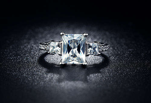 Exquisite 1.70 Carat Simulated Diamond Trio Stone Ring. Size 6 / M !!! 2 ON AUCTION!!!