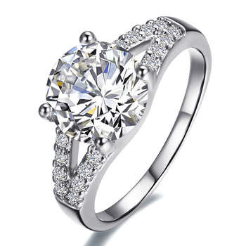 Stunning 2.00 Carat Simulated Diamond Ring. Size 6 / M !!!